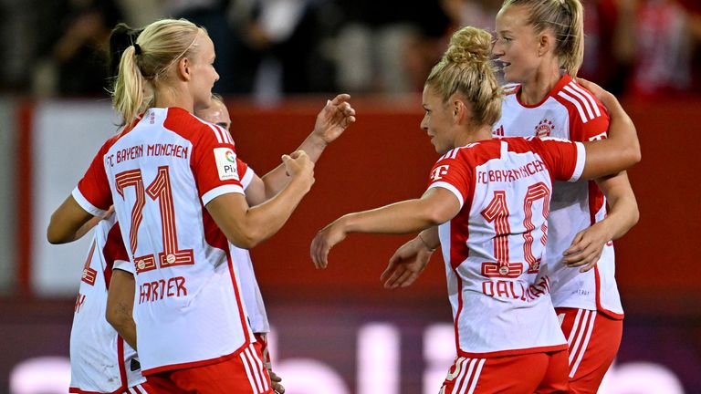 Die Frauen des FC Bayern feiern den ersten Saisonsieg in der Bundesliga.