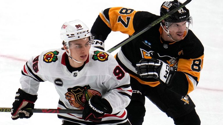 Connor Bedard (l.) überzeugte bei seinem NHL-Debüt für die Chicago Blackhawks gegen die Pittsburgh Penguins mit Superstar Sidney Crosby.