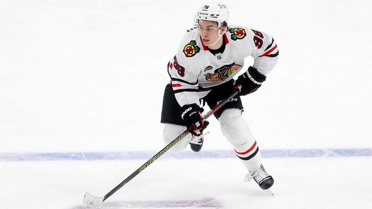 First-Overall-Pick Connor Bedard steuerte beim 4:2-Auftaktsieg der Chicago Blackhawks über die Pittsburgh Penguins eine Vorlage bei.