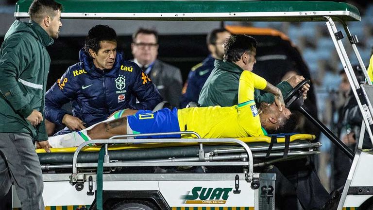 Brasiliens Superstar Neymar wird schwerverletzt vom Platz gebracht.