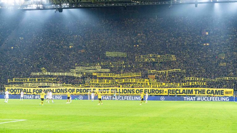 Die Fans des BVB protestieren während des Spiels gegen den AC Mailand gegen die Champions-League-Reform.