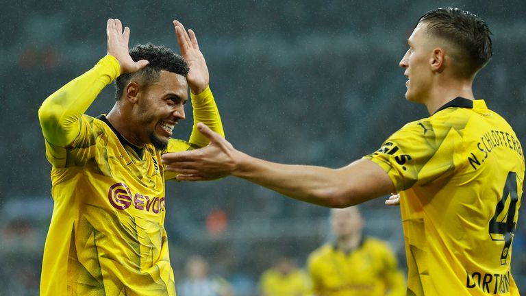 Felix Nmecha (l.) feiert sein goldenes Tor für Borussia Dortmund mit Teamkollege Nico Schlotterbeck.