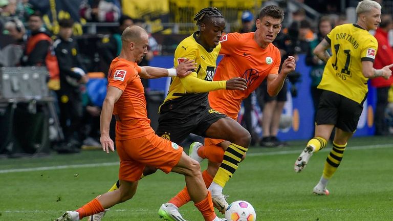 Dortmunds Jamie Bynoe-Gittens ist nur schwer vom Ball zu trennen.