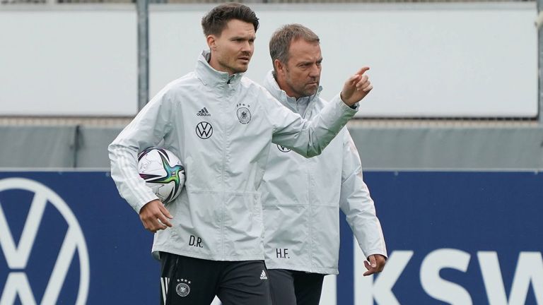 Zuletzt als Co-Trainer unter Hansi Flick beim DFB und beim FC Bayern tätig: Danny Röhl (l.)