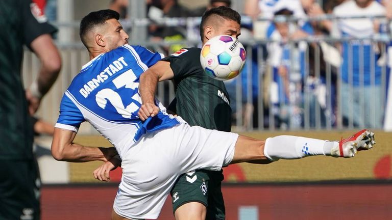 Rafael Borre Werder Bremen gegen Klaus Gjasula SV Darmstadt 98 - 01.10.2023 Fussball Bundesliga, Saison 23/24, SV Darmstadt 98 vs SV Werder. Bremen, Stadion am Boellenfalltor, emonline, emspor, *** Rafael Borre Werder Bremen vs Klaus Gjasula SV Darmstadt 98 01 10 2023 Football Bundesliga, season 23 24, SV Darmstadt 98 vs SV Werder Bremen, Stadion am Boellenfalltor, emonline, emspor,