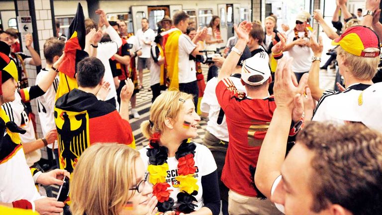 Die DFB-Fans können zu den Spielen der EM 2024 umsonst mit Bahn und Bus zum Stadion fahren.