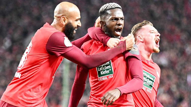 Der 1. FC Kaiserslautern besiegt den 1. FC Köln und steht im Achtelfinale des DFB-Pokals.