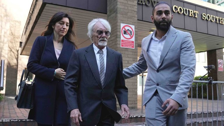 Bernie Ecclestone (M.) wird zu 17 Monaten auf Bewährung verurteilt.