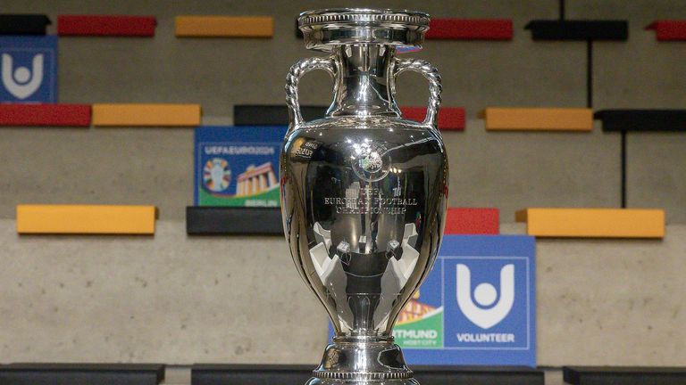 Objekt der Begierde: 2024 kämpfen die Nationen in Deutschland um den EM-Pokal.