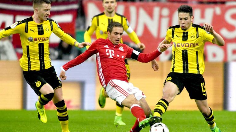 Bayerns Philipp Lahm (Mitte) zu seiner aktiven Zeit in einem Spiel gegen den BVB.