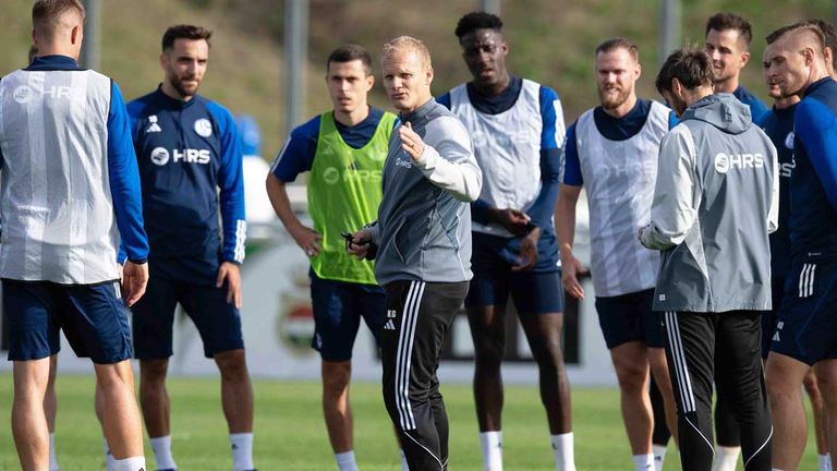 Schalke-Coach Karel Geraerts (mitte) gibt Einblicke in seine Trainingsinhalte.