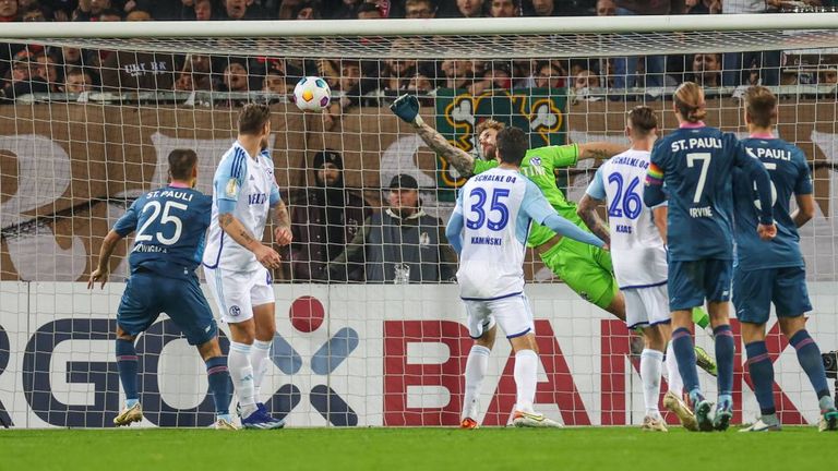 St. Pauli dreht das Spiel gegen Schalke und zieht ins Pokal-Achtelfinale ein.