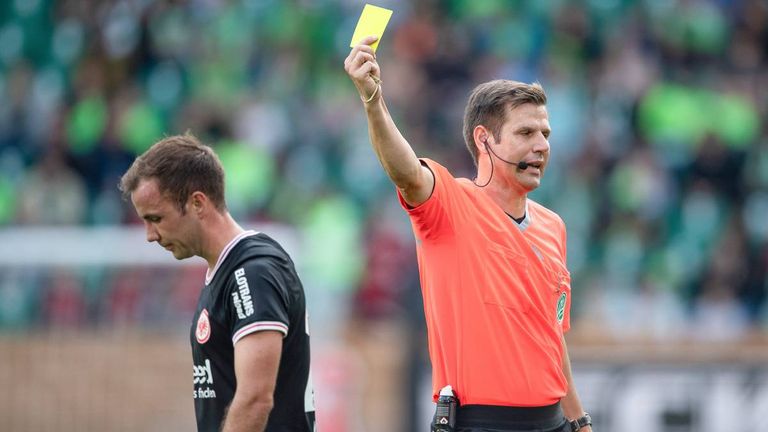 Mario Götze sieht beim Spiel in Wolfsburg die Gelb-Rote-Karte.