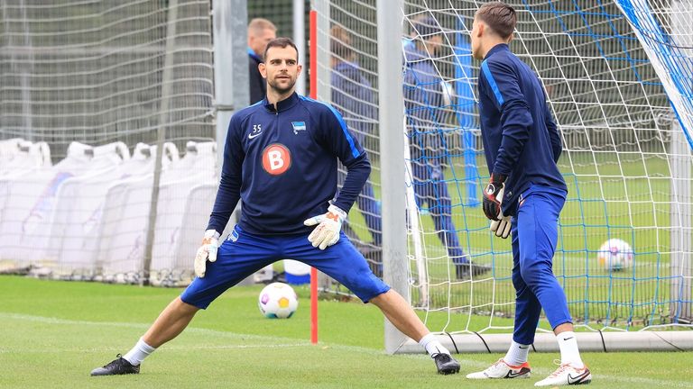 Marius Gersbeck (l.) steht wieder für Hertha BSC auf dem Trainingsplatz.