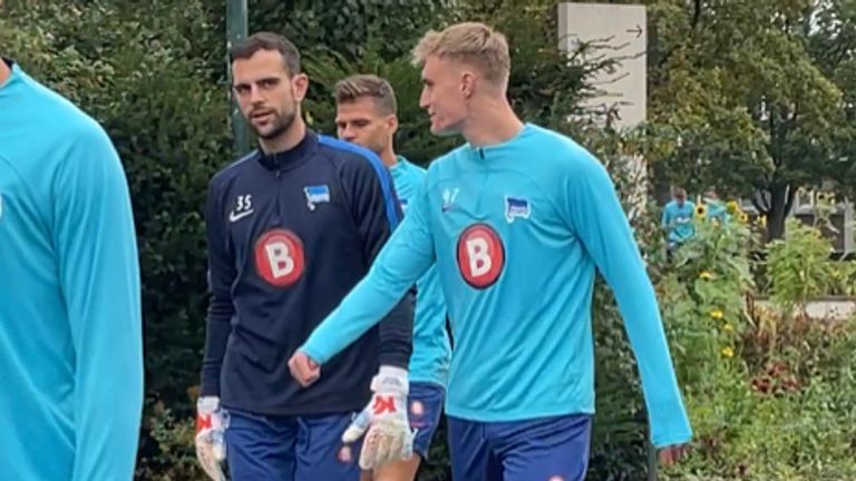 Marius Gersbeck (l.) mit seinen Teamkollegen auf dem Weg zum Trainingsplatz. (Foto: Lisa de Ruiter)