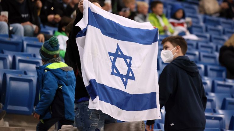 Israelische Fans schwenken eine Flagge bei einem Freundschaftsspiel gegen Deutschland.
