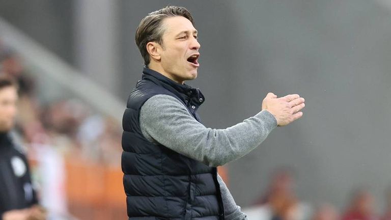 VfL-Trainer Niko Kovac beklagt sich über eine ausbleibende Rote Karte für den FC Augsburg.