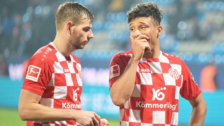 Die Mainzer Profis haben in letzter Minute einen Punkt gerettet und werden trotzdem heftig vom Sportdirektor kritisiert.