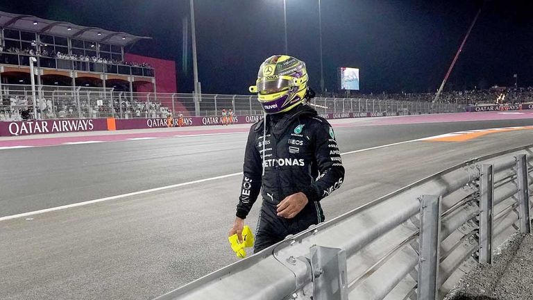 Lewis Hamilton (Mercedes) geht unerlaubterweise zu Fuß über die Rennstrecke in Katar.