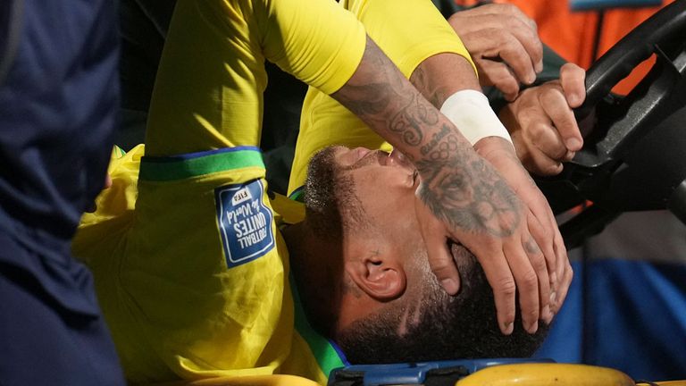 Neymar verletzt sich im Länderspiel Brasiliens gegen Uruguay schwer am Knie.