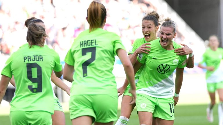 Die Wolfsburg-Frauen bejubeln den Sieg über Eintracht Frankfurt.