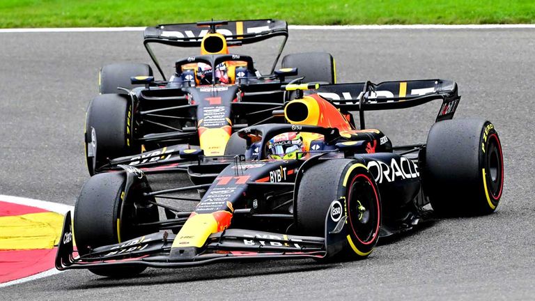 Sergio Perez (vorne) und Max Verstappen fahren seit 2021 gemeinsam bei Red Bull.