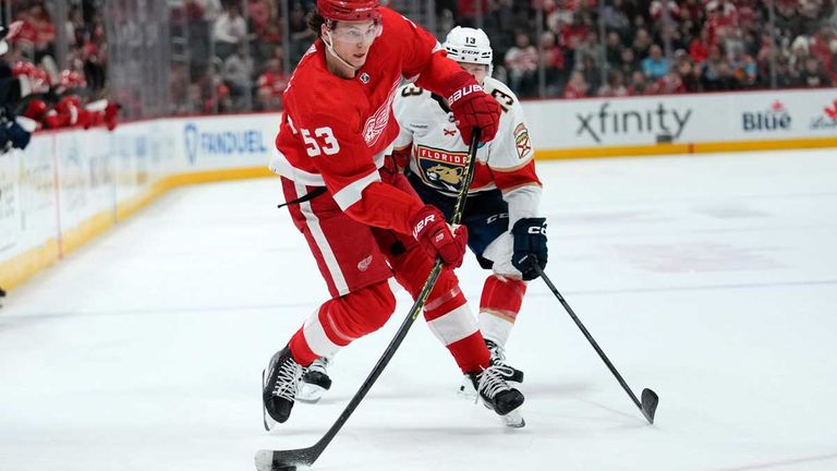 Die Detroit Red Wings mit Moritz Seider (l.) haben sich verstärkt und wollen die durchwachsene letzte Saison vergessen machen.