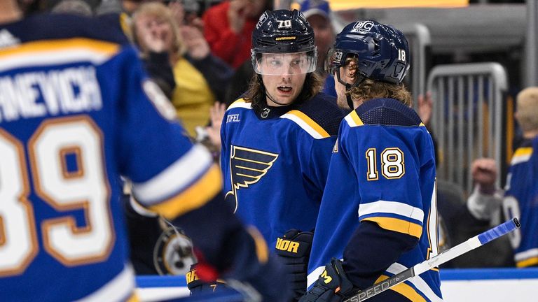Oskar Sundqvist (M.) ist zurück bei den St. Louis Blues.