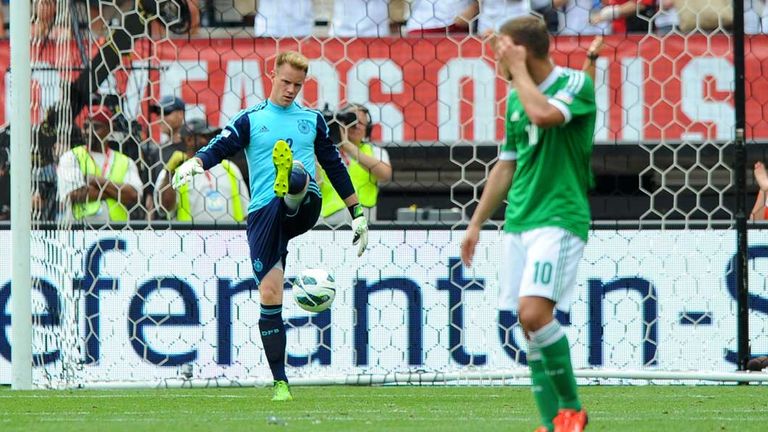 2. Juni 2013: Marc-Andre ter Stegen schießt nach seinem Patzer gegen die USA den Ball weg.