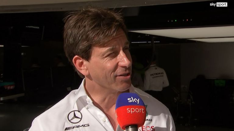 Teamchef Toto Wolff spricht am Sky Mikrofon über die Entwicklung des Mercedes-Boliden.