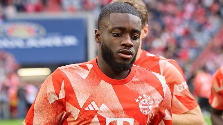 Dayot Upamecano vom FC Bayern hat sich gegen den SC Freiburg verletzt.