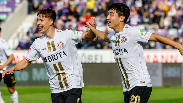 Wiesbadens Nick Bätzner (l) und Hyun-Ju Lee feiern einen Treffer gegen Osnabrück.