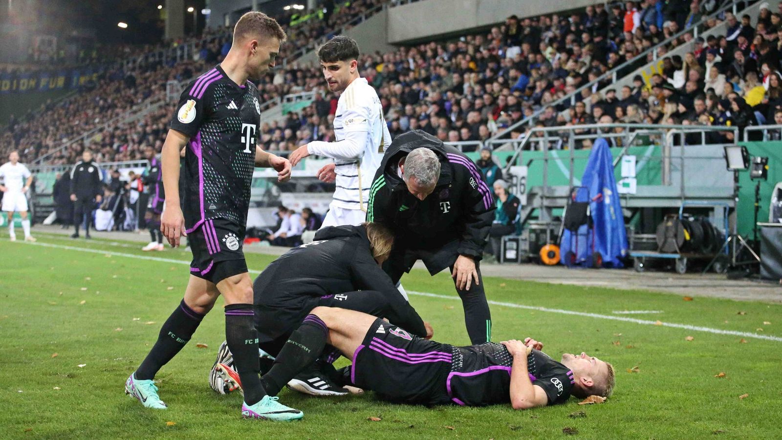 Matthijs de Ligt muss im DFB-Pokal in Saarbrücken verletzt ausgewechselt werden | Fußball News | Sky Sport