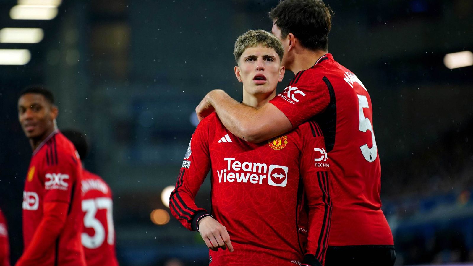 Manchester United gewinnt in Everton, Tottenham unterliegt Aston Villa