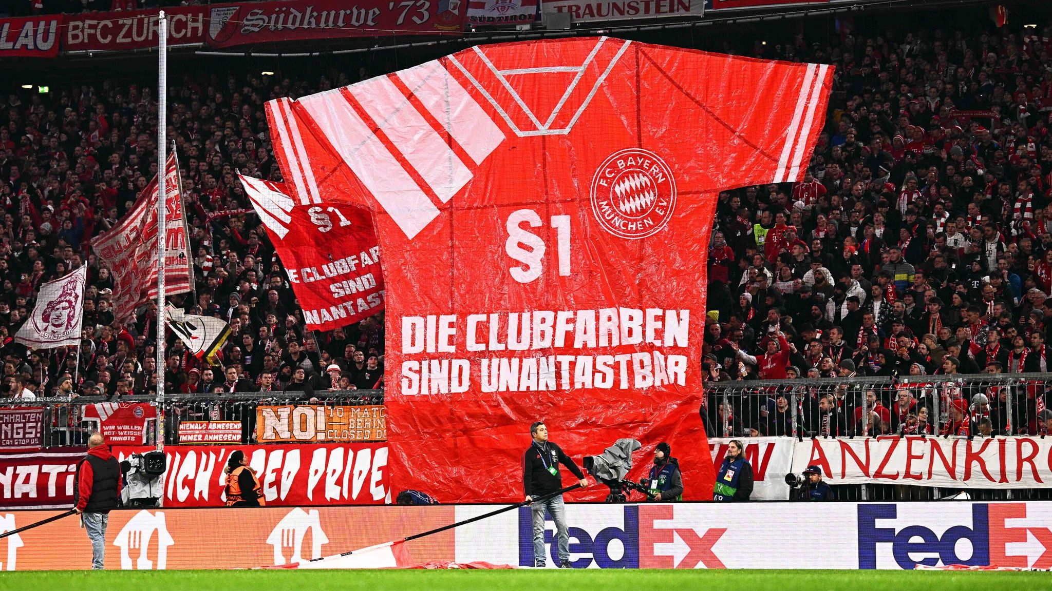 Fans Des FC Bayern Protestieren Beim Spiel Gegen Galatasaray Gegen Die ...