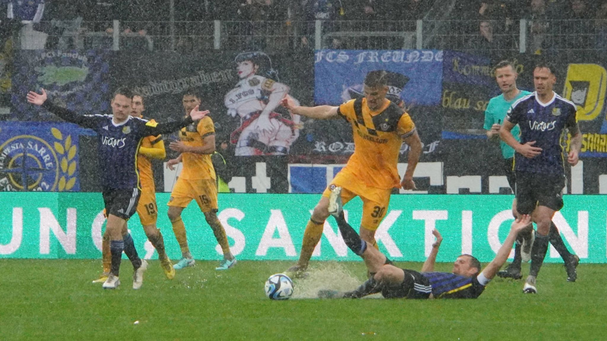 Die Partie Zwischen Dem 1. FC Saarbrücken Und Dynamo Dresden Wird ...