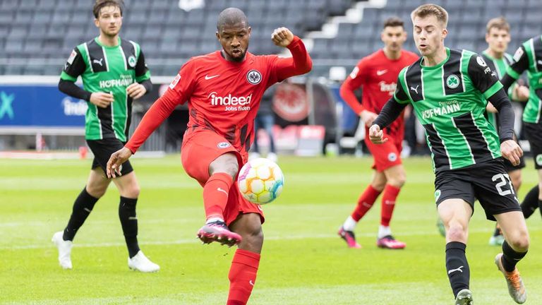 Ex-Frankfurter Almamy Toure (am Ball) unterschreibt in Kaiserslautern.