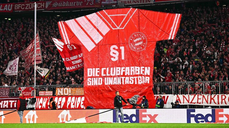 Die Südkurve des FC Bayern protestiert mit einem Banner beim Spiel gegen Galatasaray Istanbul.