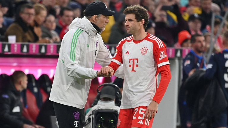 Bayern-Coach Thomas Tuchel (l.) will im Champions-League-Spiel gegen Kopenhagen auf seinen Routinier Thomas Müller (r.) setzen. 