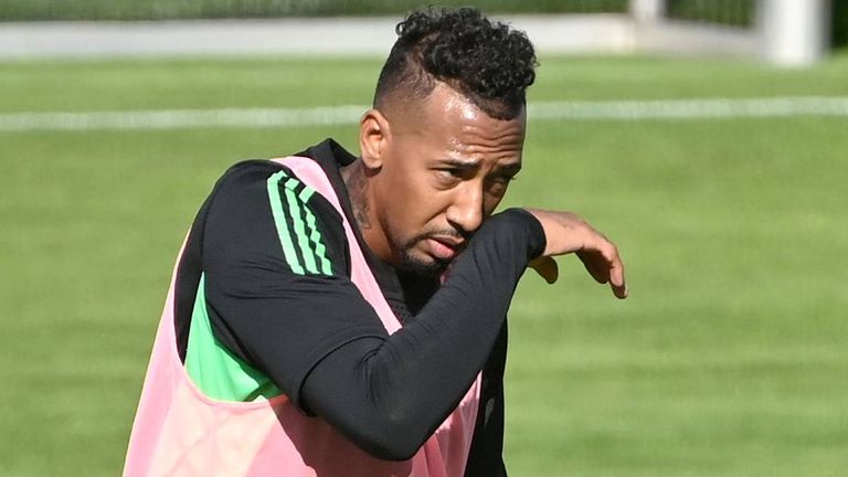 Jerome Boateng kritisiert die rassistischen Äußerungen gegen U17-Spieler deutlich.