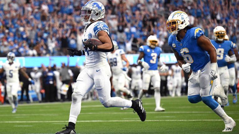  Amon-Ra St. Brown (l.) erzielt gegen die Los Angeles Chargers einen Touchdown.