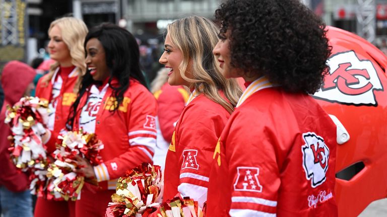 Auch die Cheerleader der Chiefs sind mit dabei.