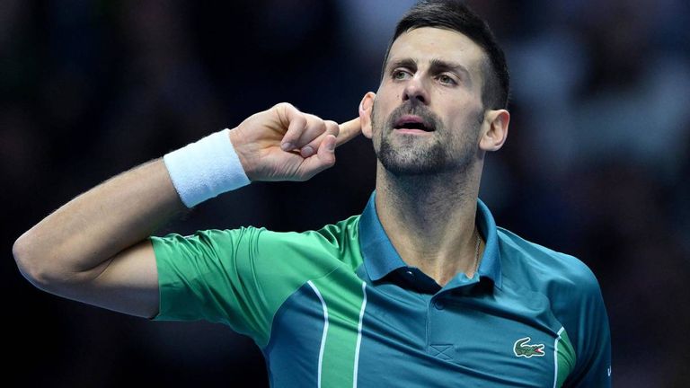 Novak Djokovic feiert einen umkämpften Auftaktsieg bei den ATP-Finals.