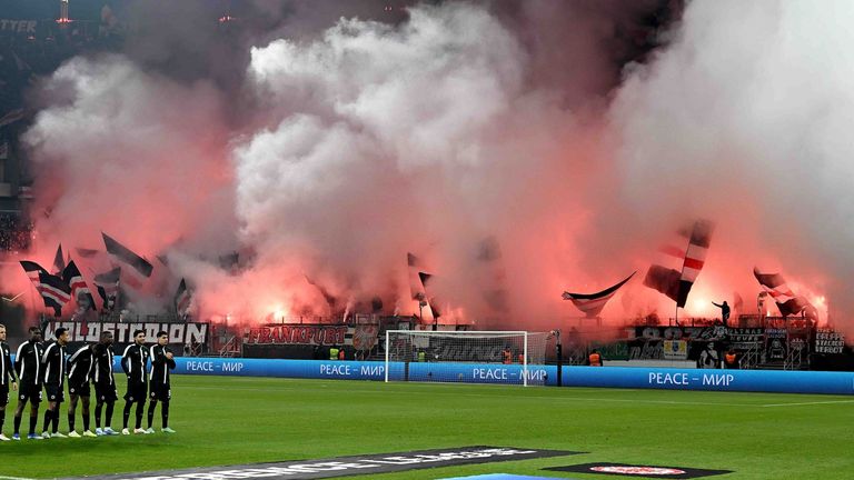 Vor dem Spiel gegen PAOK Saloniki zünden die Anhänger von Eintracht Frankfurt Pyrotechnik
