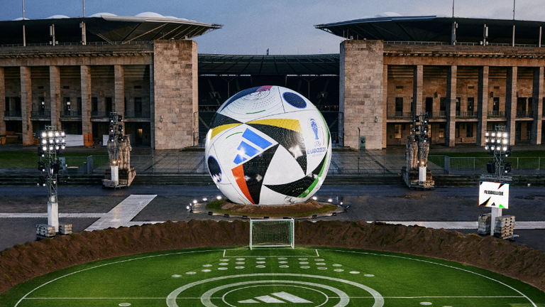 2024: Der offizielle Spielball der Heim-EM 2024 heißt "Fussballliebe" und wurde in Berlin präsentiert. Auf ihm sind unter anderem die deutschen Spielorte verewigt (Quelle: Adidas).