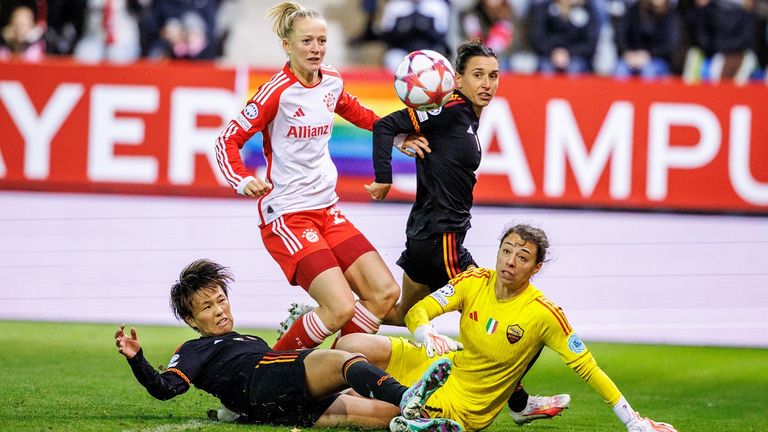 Bayerns Lea Schüller (2. v. l.) kämpft mit drei Spielerinnen von AS Rom um den Ball.