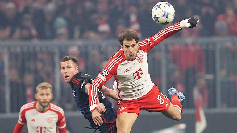 Bayerns Aushilfsinnenverteidiger Leon Goretzka (r.) klärt vor Kopenhagens Lukas Lerager den Ball.