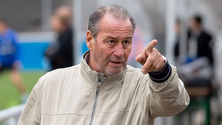 Schalke-Legende Huub Stevens kritisiert seinen Herzensverein scharf.