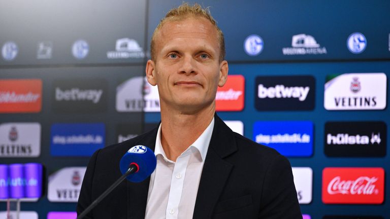 Sky zeigt ausgewählte Pressekonferenzen - u.a. mit Schalke-Trainer Karel Gerarts.