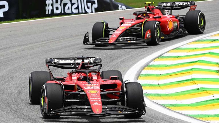 Die beiden Ferraris Charles Leclerc (vorne) und Carlos Sainz in Sao Paulo.